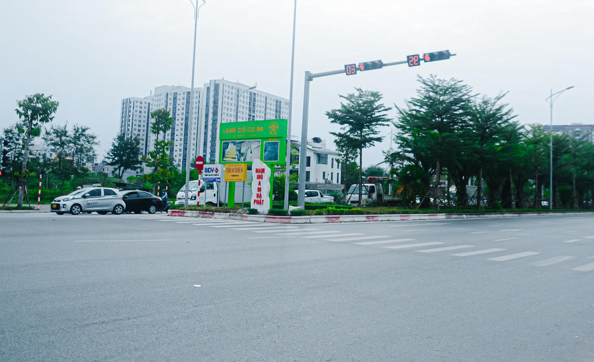 Theo ghi nhận của PV Báo Đại Đoàn Kết Online, những ngày gần đây, trên các tuyến đường lớn của Hà Nội xuất hiện nhiều tấm áp phích, bia đá sơn, vẽ có dòng chữ “A di đà Phật”.