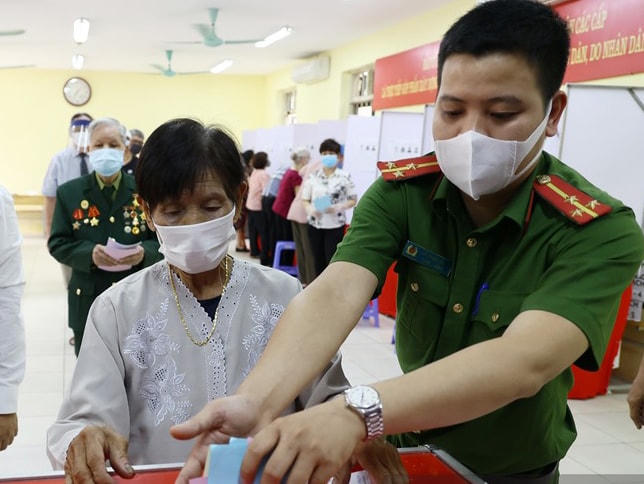 Cụ Thắm cho biết, mỗi lần được cầm lá phiếu, tự tay lựa chọn và bầu chọn người đại biểu mà cụ tin cậy, cụ hết sức vui mừng, phấn khởi và với cụ đó cũng là sự tự hào lớn lao về quyền của một công dân. “Dù tuổi đã cao nhưng vì còn đi lại được nên tôi muốn tự mình thực hiện nhiệm vụ, quyền lợi của mình cũng như bao cử tri khác", cụ Thắm chia sẻ.