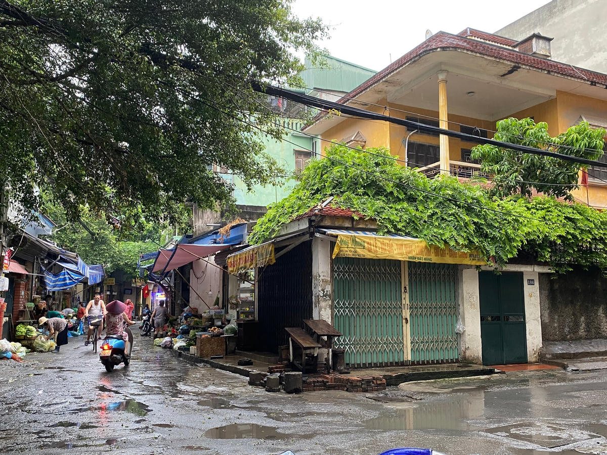 Ghi nhận thêm tại một số khu vực thường tập trung các cửa hàng bán vỉa hè, nhiều người bán đã nghỉ theo đúng quy định, chỉ còn 1 số hộ dân đã thuê nhà mở bán hàng. Nhưng vẫn còn bày bán phía ngoài vỉa hè. 