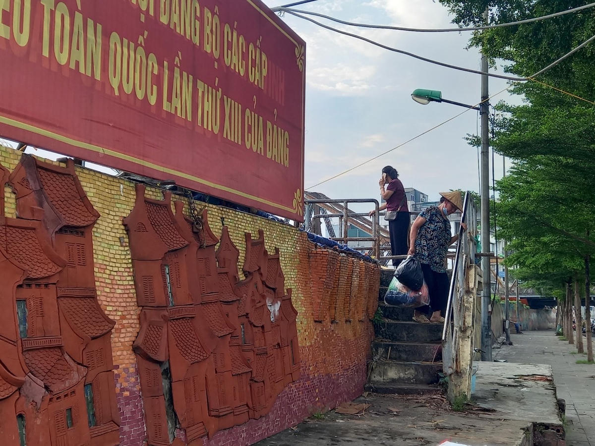 Do cửa khẩu dựng rào chắn, một số người dân đi qua lối cầu thang bộ. 