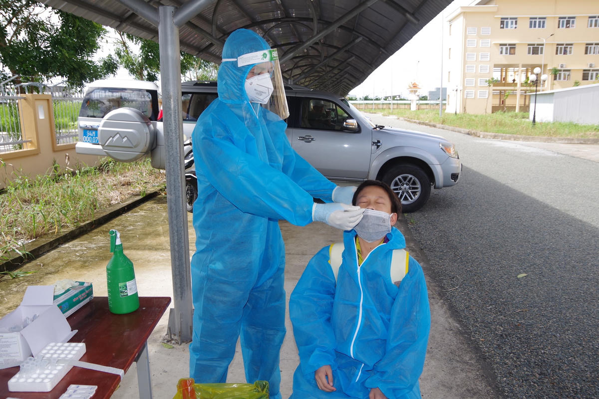 Trung tâm kiểm soát bệnh tật tỉnh Bạc Liêu test nhanh Covid-19, sau khi có kết quả âm tính và trường hợp đủ điều kiện cách ly tại nhà sẽ được lực lượng chức năng địa phương đưa về cách ly.