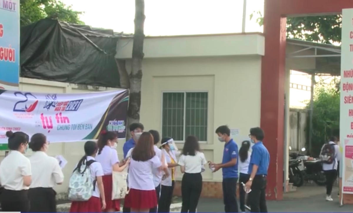 Công tác phòng chống dịch được thực hiện nghiêm ngặt trước khi thí sinh vào điểm thi.