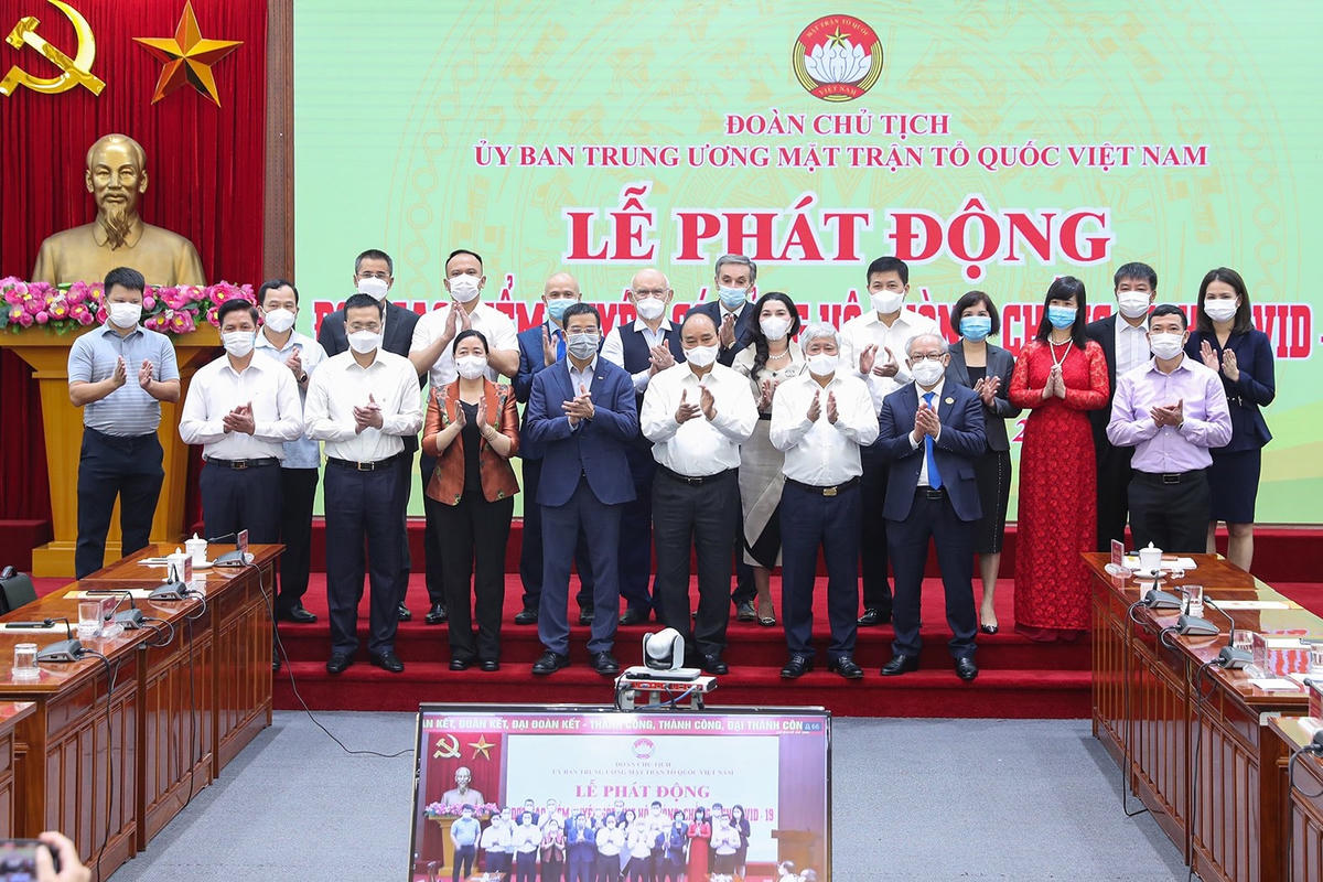 Chủ tịch nước Nguyễn Xuân Phúc, Chủ tịch UBTƯ MTTQ Việt Nam Đỗ Văn Chiến chụp ảnh lưu niệm cùng các cơ quan, tổ chức, doanh nghiệp, nhà hảo tâm.