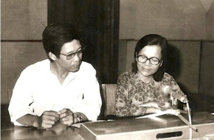 NSND Tuyết Mai và NSƯT Hà Phương những ngày còn công tác tại Đài TNVN. (Ảnh tư liệu).