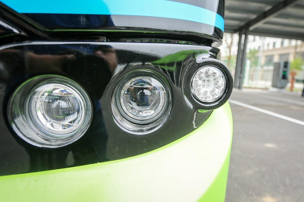 Đèn pha và hậu của VinBus đều sử dụng công nghệ LED. Để người dùng dễ dàng nhận diện, VinBus sử dụng tông màu xanh lá cây chủ đạo phối màu đen. (Ảnh: Minh Sơn/Vietnam+).