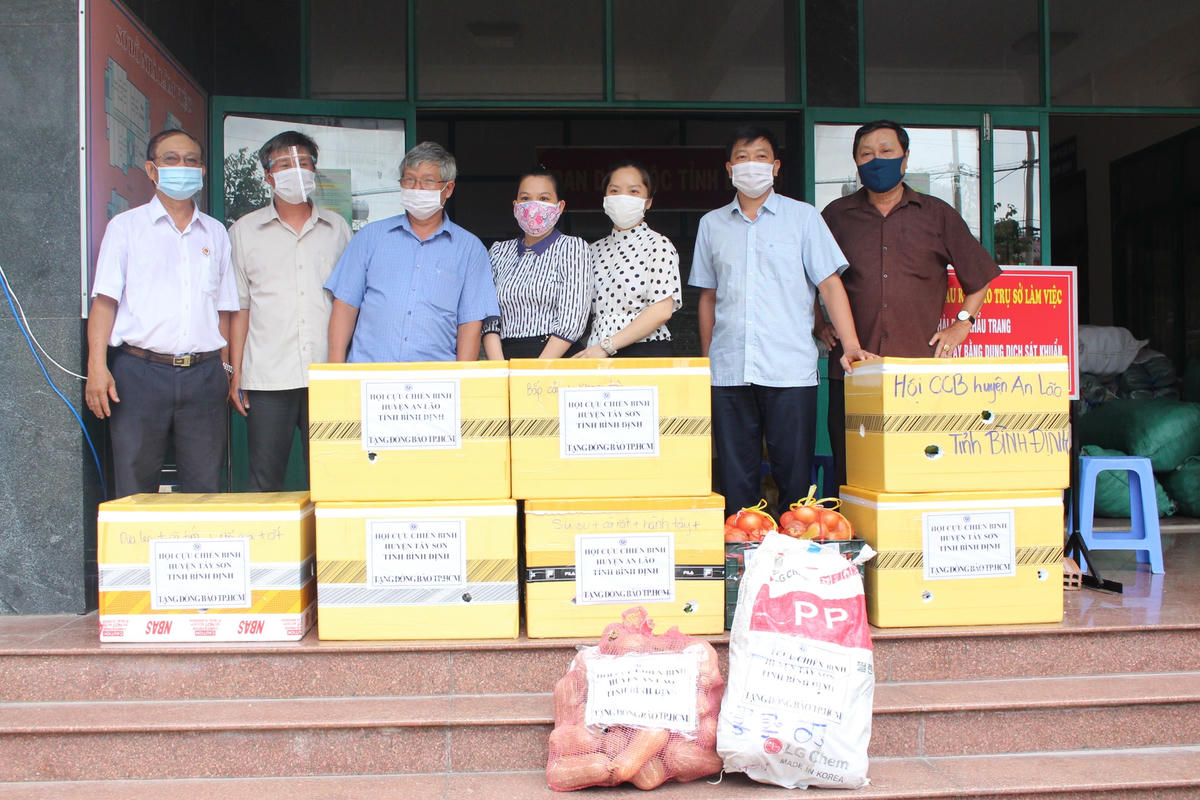 Các thùng nhu yếu, thực phẩm, ủng hộ cho TP.Hồ Chí Minh.