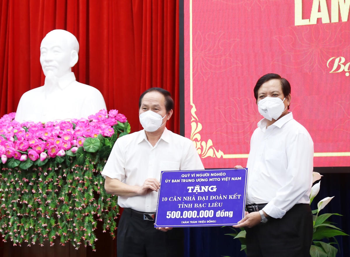 Phó Chủ tịch - Tổng Thư ký Lê Tiến Châu trao 10 căn nhà Đại đoàn kết hỗ trợ người dân tỉnh Bạc Liêu. 
