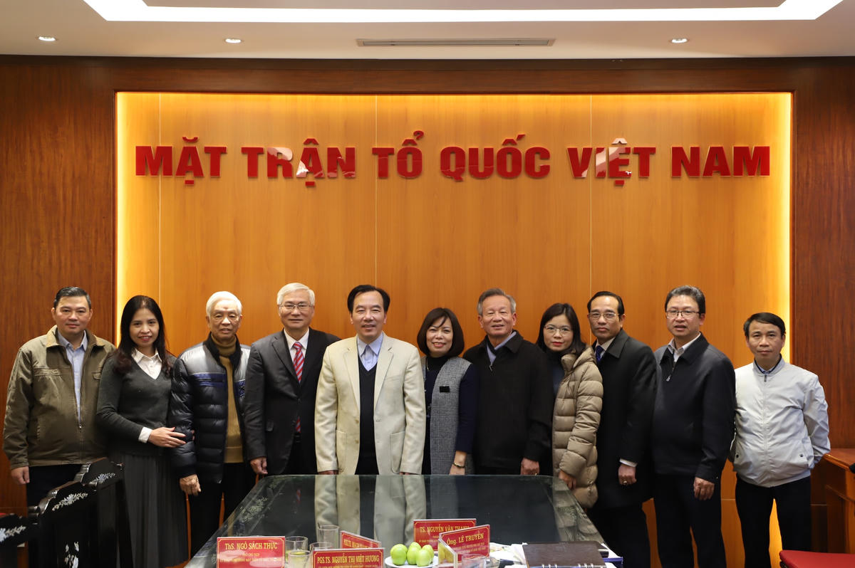 Các đại biểu chụp ảnh lưu niệm.
