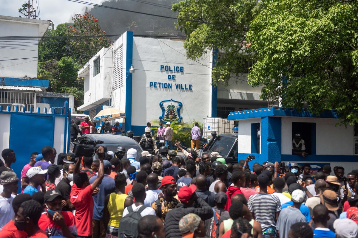 Người dân Haiti ùn ùn kéo đến đồn cảnh sát khi các nghi phạm bị bắt giữ (Ảnh: EPA).