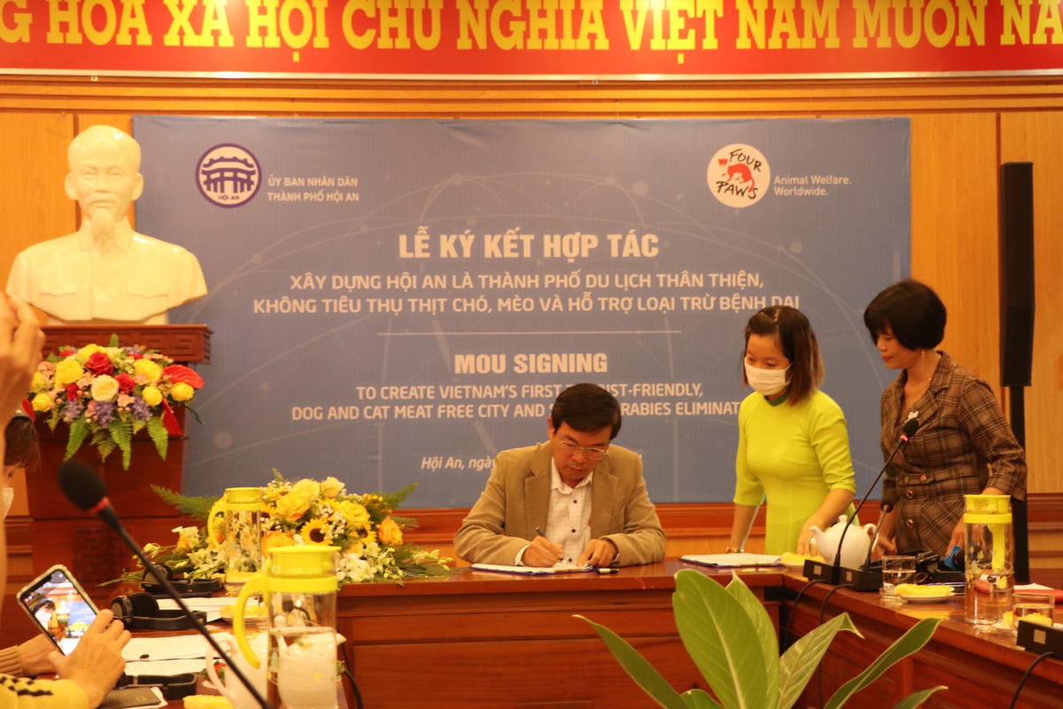 Lãnh đạo UBND TP Hội An ký kết với tổ chức FOUR PAWS về nói không với sử dụng thịt chó, mèo.