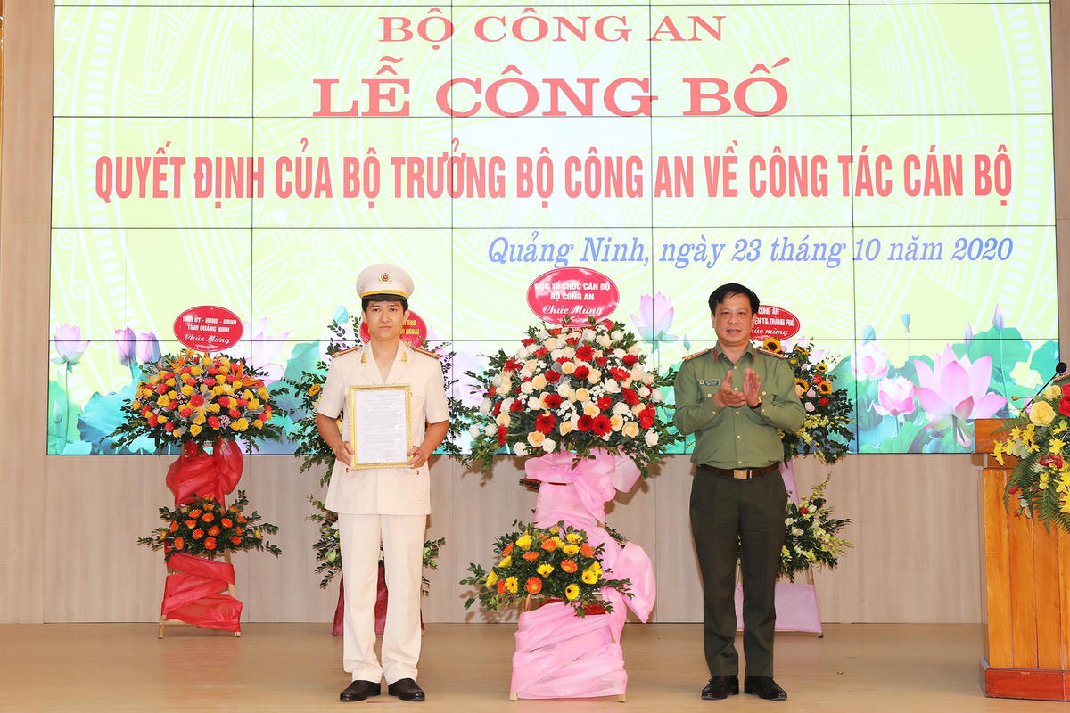Thượng tá Trần Xuân Ánh trao quyết định điều động và bổ nhiệm có thời hạn Trung tá Mai Thế Quang giữ chức vụ Phó Giám đốc Công an tỉnh Quảng Ninh.