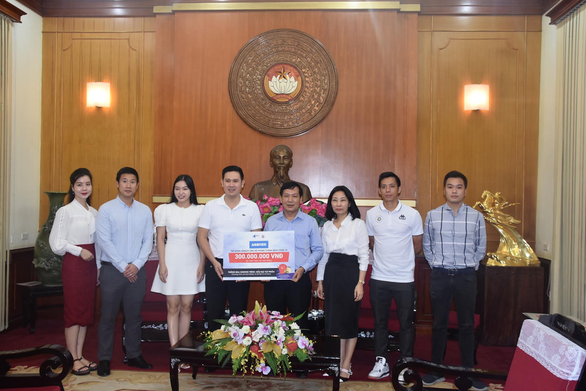 Ông Trần Văn Sinh, Trưởng Ban Phong trào UBTƯ MTTQ Việt Nam tiếp nhận ủng hộ từ Tập đoàn điện tử Asanzo Việt Nam.