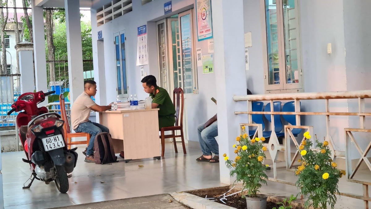 Phóng viên Nguyễn Tuấn trình báo cơ quan công an sau khi bị hai đối tượng lạ hành hung.