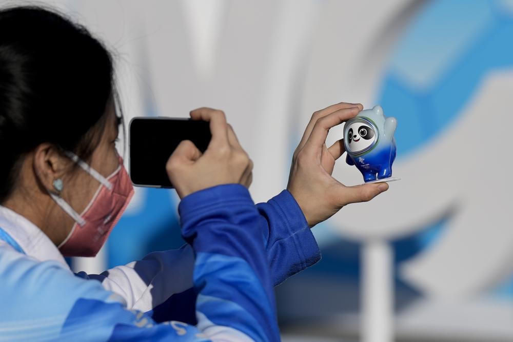 Linh vật Thế vận hội Mùa đông Bắc Kinh 2022 Bing Dwen Dwen. Ảnh: AP.