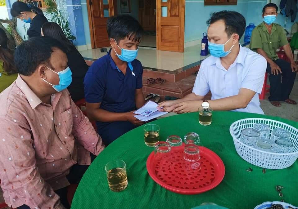 Ông Nguyễn Mạnh Hùng (bìa phải), Chủ tịch UBND huyện A Lưới đã đến thăm hỏi, động viên gia đình cháu bé bị ong vò vẽ đốt tử vong.