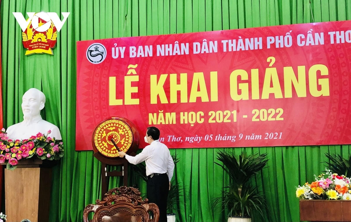 Ông Phạm Văn Hiểu, Phó Bí thư Thường trực Thành ủy Cần Thơ đánh trống khai giảng năm học mới 2021-2022. ẢNh: VOV.vn.