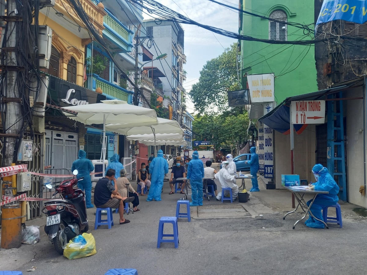 [ẢNH] Lấy mẫu xét nghiệm diện rộng tại phường Văn Chương, quận Đống Đa