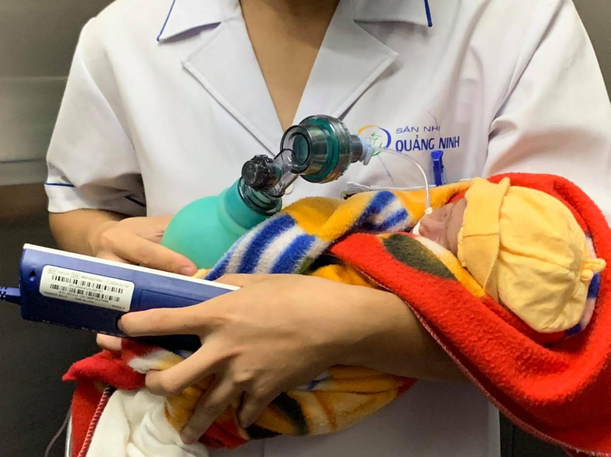 Bé trai sinh non sinh non thành công nhờ phương pháp hội chẩn trực tuyến. Ảnh: BVSNQN.