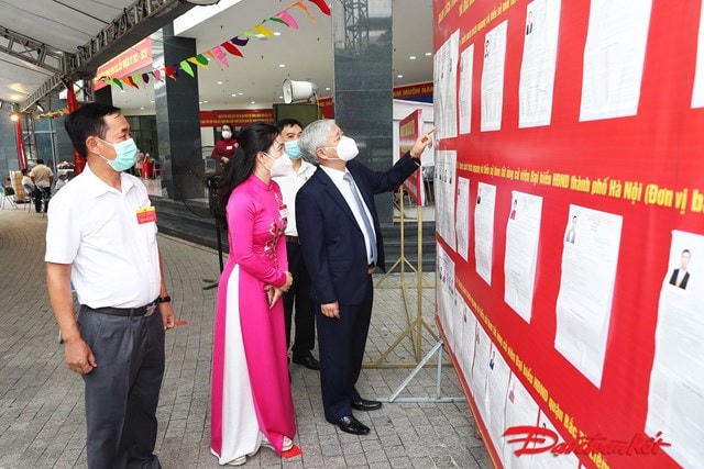 Bí thư Trung ương Đảng, Chủ tịch UBTƯ MTTQ Việt Nam Đỗ Văn Chiến cùng các cử tri nghiên cứu danh sách người ứng cử.