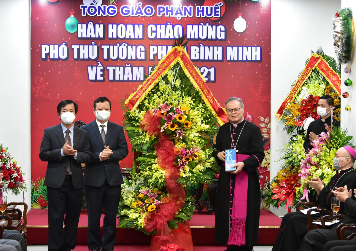 Lãnh đạo tỉnh Thừa Thiên-Huế tặng hoa chúc mừng Giáng sinh đến Tổng Giám mục Giuse Nguyễn Chí Linh.