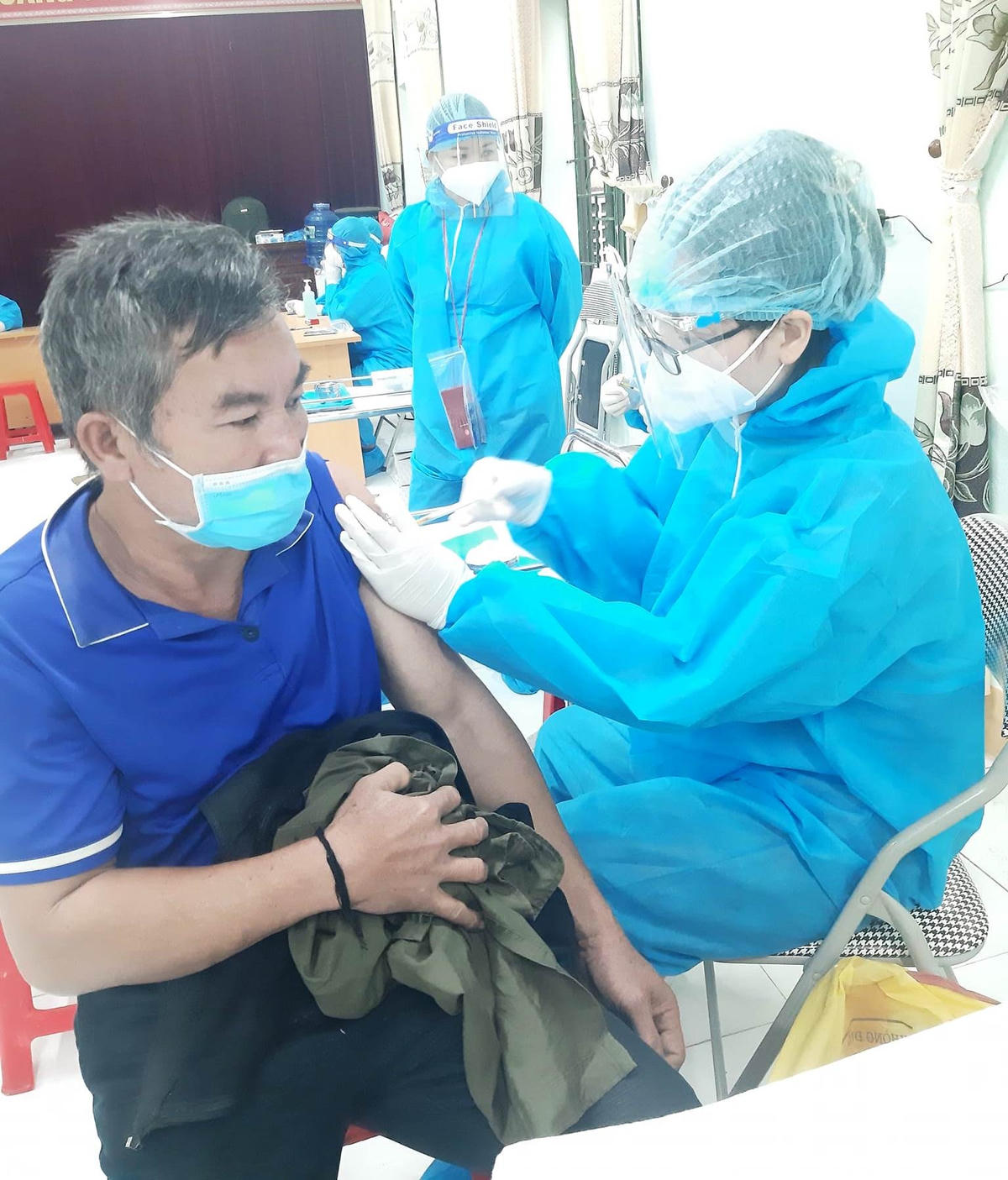 Bên cạnh xét nghiệm sàng lọc F0, tính từ 7/2 đến nay tỉnh Nghệ An tiếp tục tiêm vaccinne mũi bổ sung cho người dân trên toàn tỉnh nhằm bao phủ 80% tỉ lệ tiêm vaccine mũi 3.