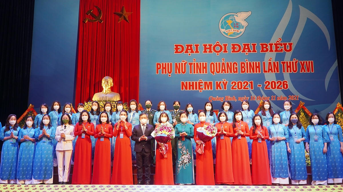 Tặng hoa chúc mừng Ban Chấp hành Hội LHPN tỉnh Quảng Bình nhiệm kỳ 2021-2026.