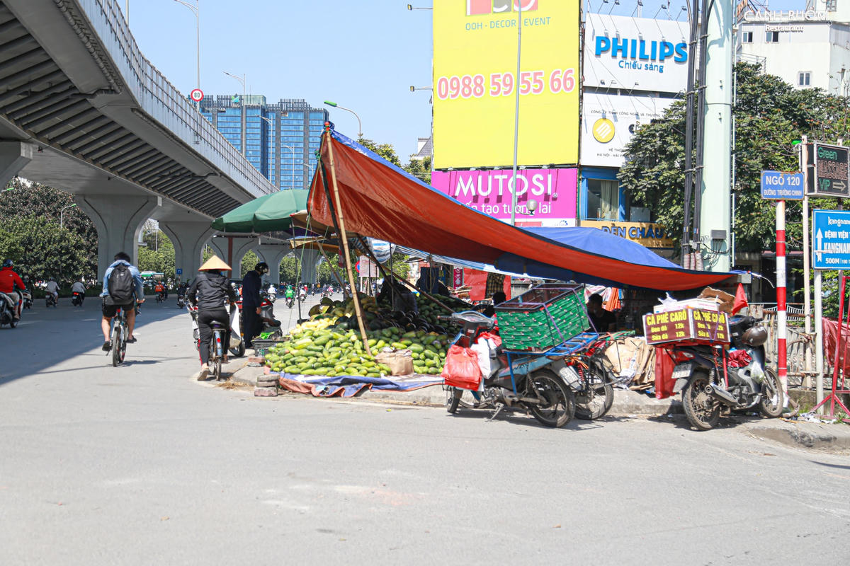 Tại ngõ 120 Trường Chinh các mặt hàng nông sản được bày bán tràn lan, không một kẽ hở trên vỉa hè. Suốt nhiều tháng qua người dân sinh sống tại đây bức xúc khi lối đi bộ bỗng biến thành nơi "giải cứu" nông sản.
