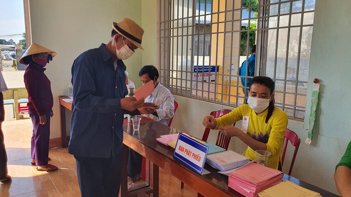 Cử tri xã Tịnh Kỳ nhận phiếu để bầu chọn đại biểu.