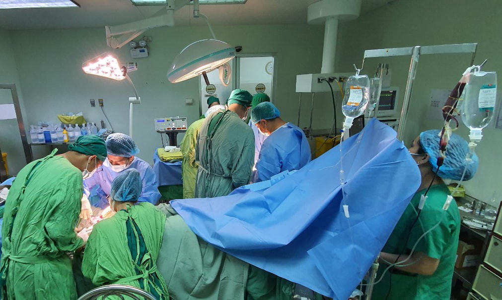Huy động 2 ê kíp để chạy đua thời gian cứu bàn tay, bàn chân bệnh nhân bị đứt lìa.