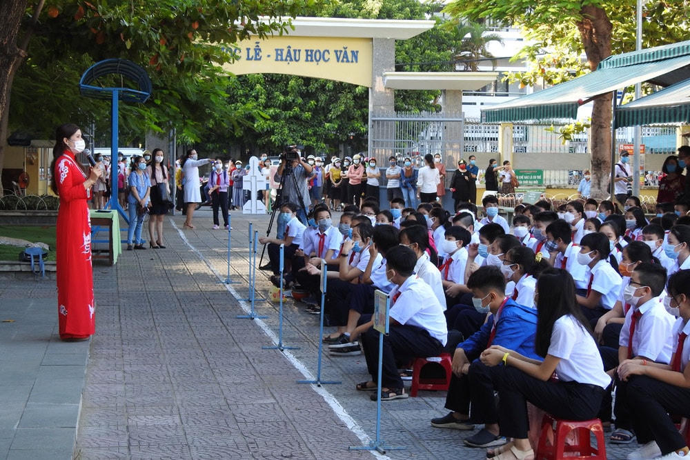 Hơn 2.300 học sinh trường THCS Nguyễn Huệ (quận Hải Châu), nghe thầy, cô giáo dăn dò tại lễ chào cờ đầu tiên vào sáng thứ 2 (14/9). Ảnh: Bình Nguyên.