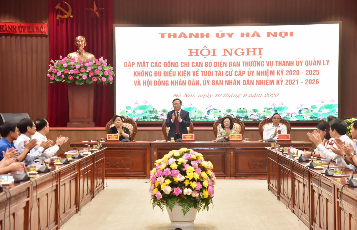 Bí thư Thành ủy Vương Đình Huệ phát biểu tại buổi gặp mặt