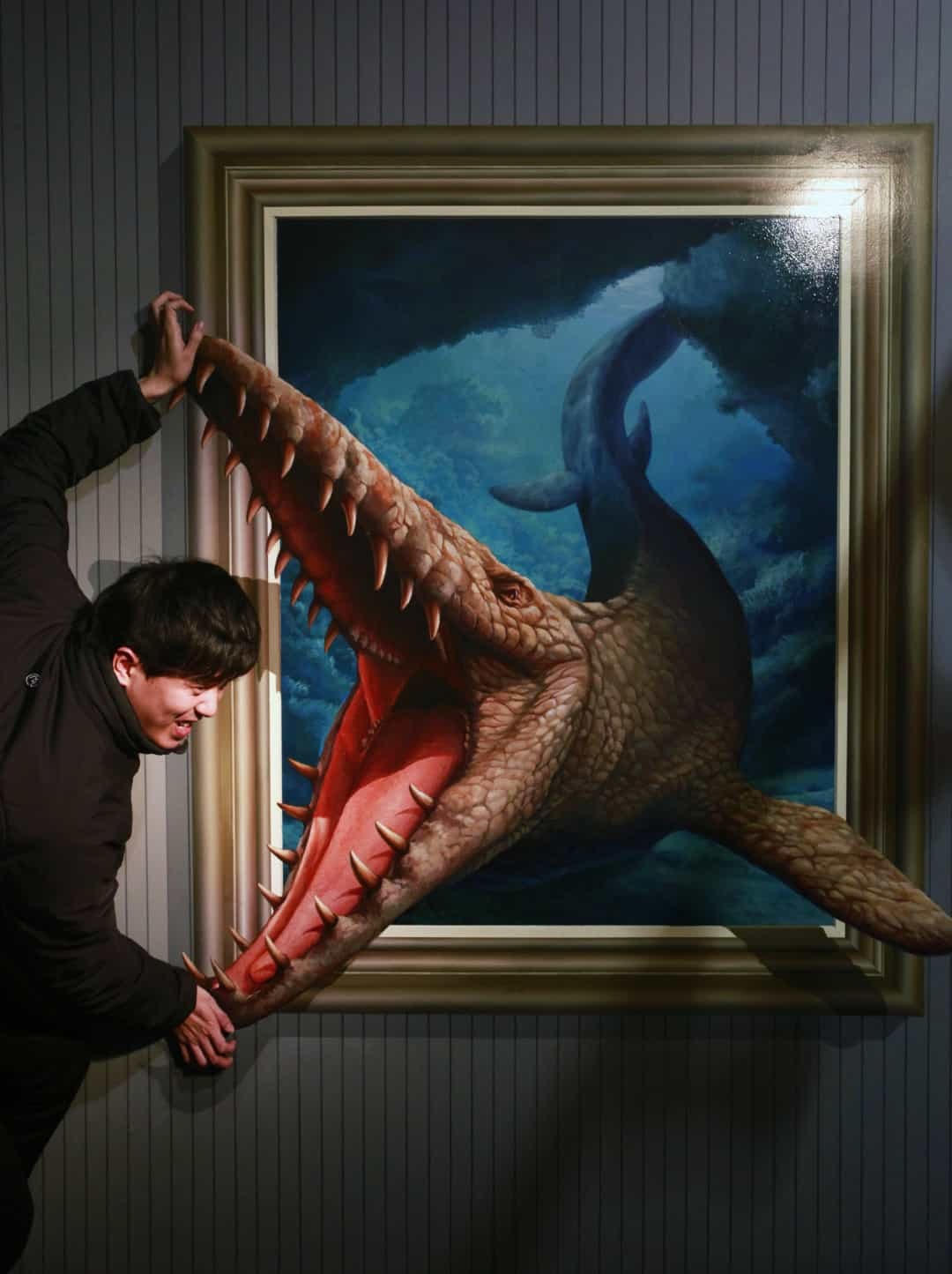 Một người đàn ông “vật lộn” với thủy quái tại triển lãm Bảo tàng Nghệ thuật Trick ở Trung tâm Giáo dục Khoa học Quốc gia Đài Loan ở Đài Bắc (Đài Loan).  