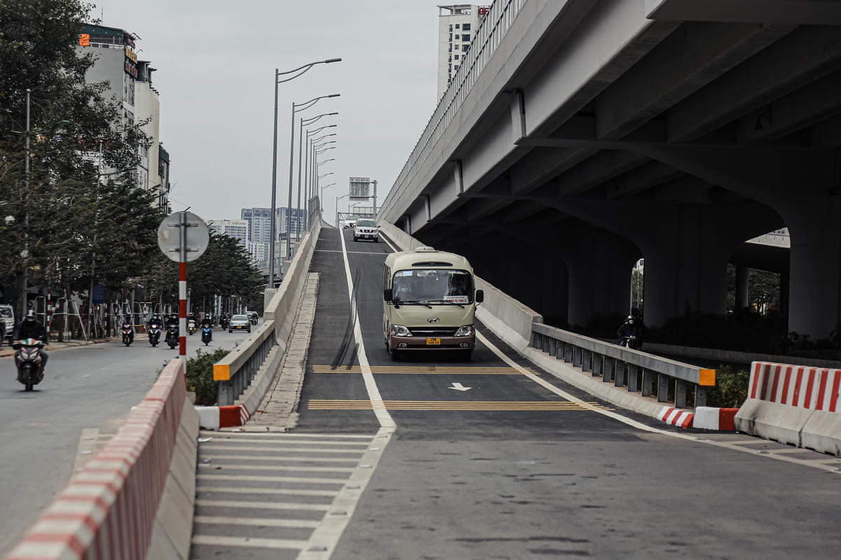 Mỗi nút giao này sẽ được tiến hành xây dựng 2 nhánh nối lên và lối xuống với một làn ô tô và một làn khẩn cấp.