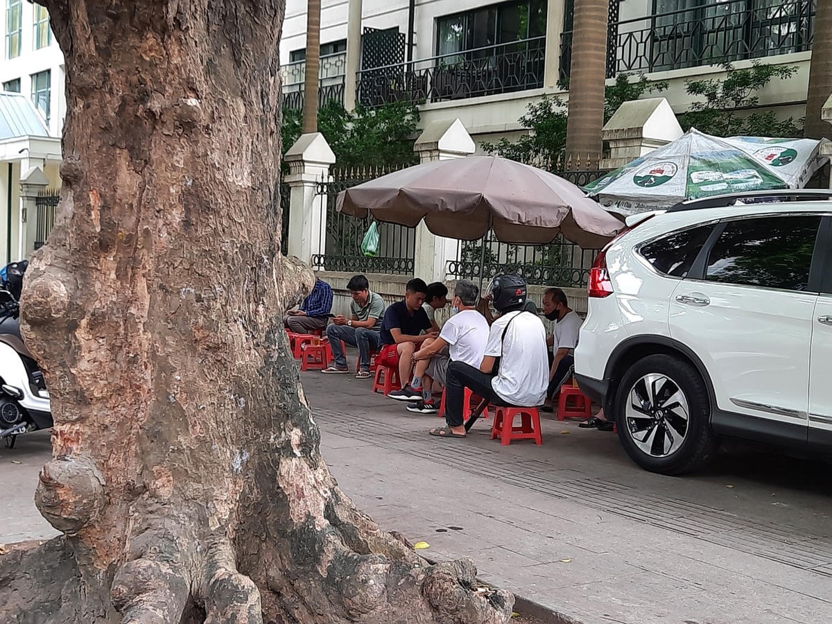 Trà đá vỉa hè vẫn tụ tập đông người, hầu hết mọi người không đeo khẩu trang phòng dịch.