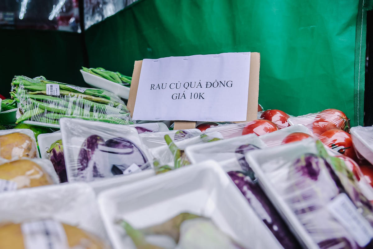 Giá các mặt hàng thiết yếu tại đây đều đồng giá 10.000 đồng trên một món đồ.