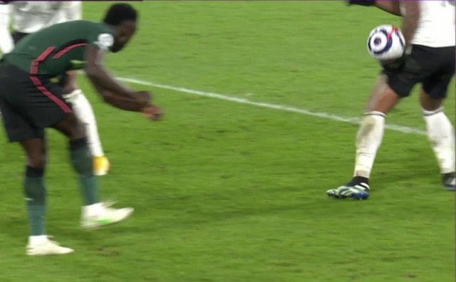 Sanchez phá bóng lên trúng tay Lemina bật ra.  