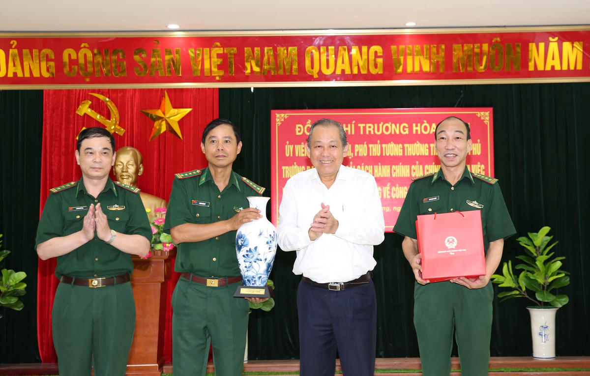 Phó Thủ tướng Thường trực Chính phủ Trương Hòa Bình thăm và tặng quà Bộ đội Biên phòng thành phố Hải Phòng. Ảnh: VGP.