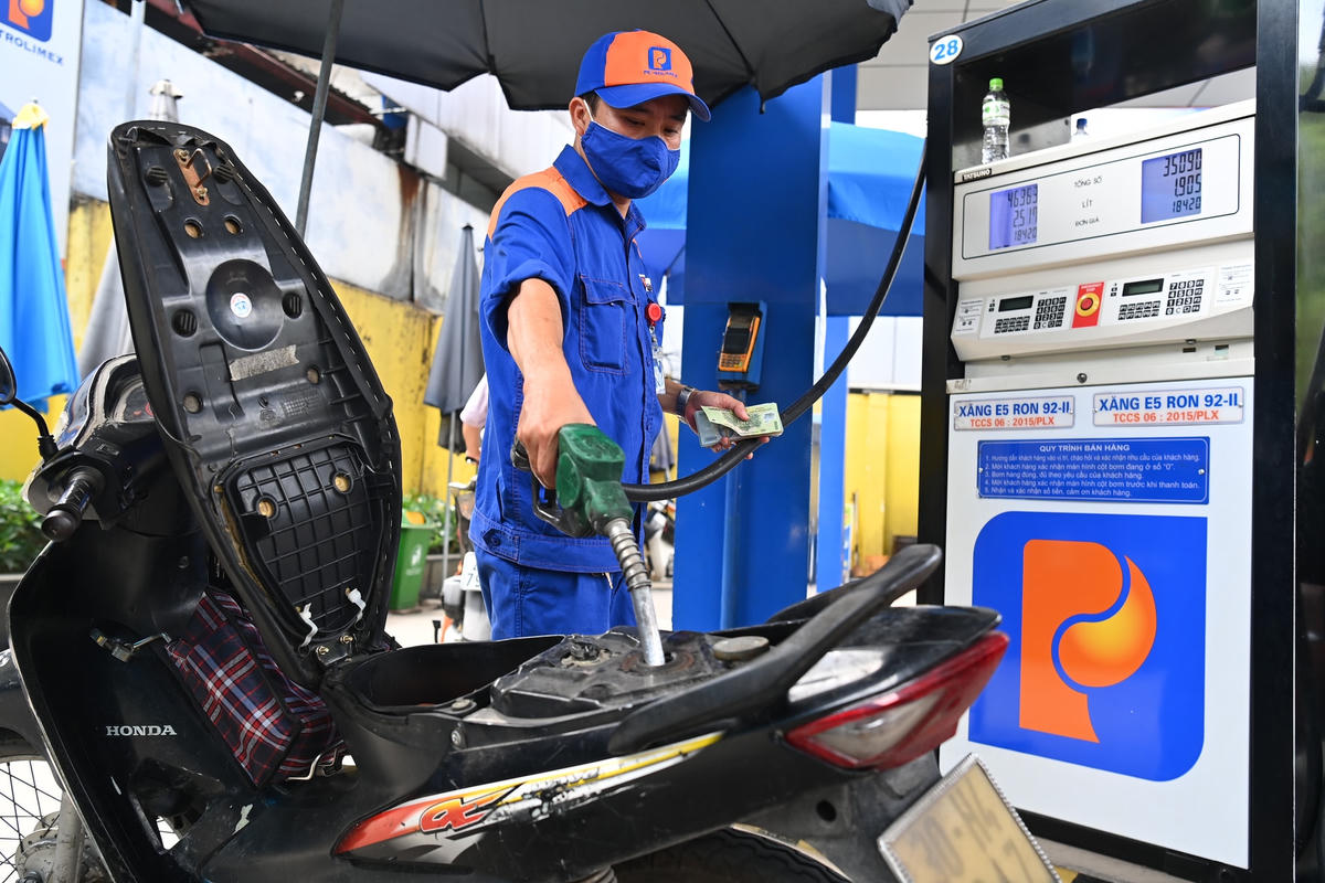 Giá xăng tăng liên tục trong thời gian qua. Ảnh: Quang Vinh.
