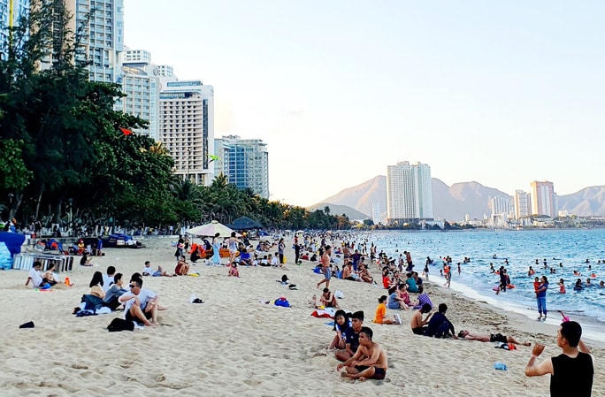 Du khách và người dân TP. Nha Trang tắm biển năm 2019.