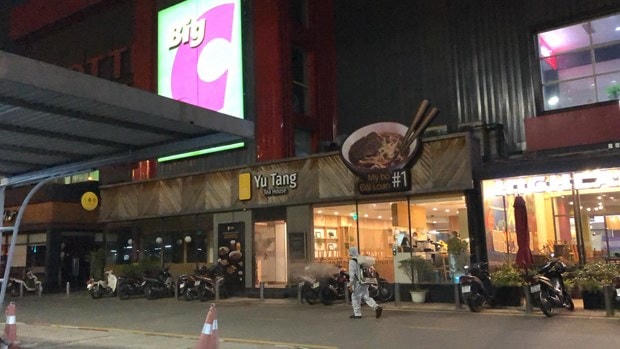Hình ảnh phun khử khuẩn tại khu vực BigC Thăng Long. Nguồn: TTXVN.