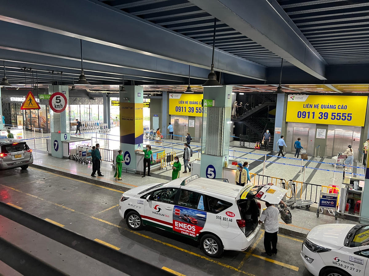 Xe taxi truyền thống đón khách sáng ngày 22/2.