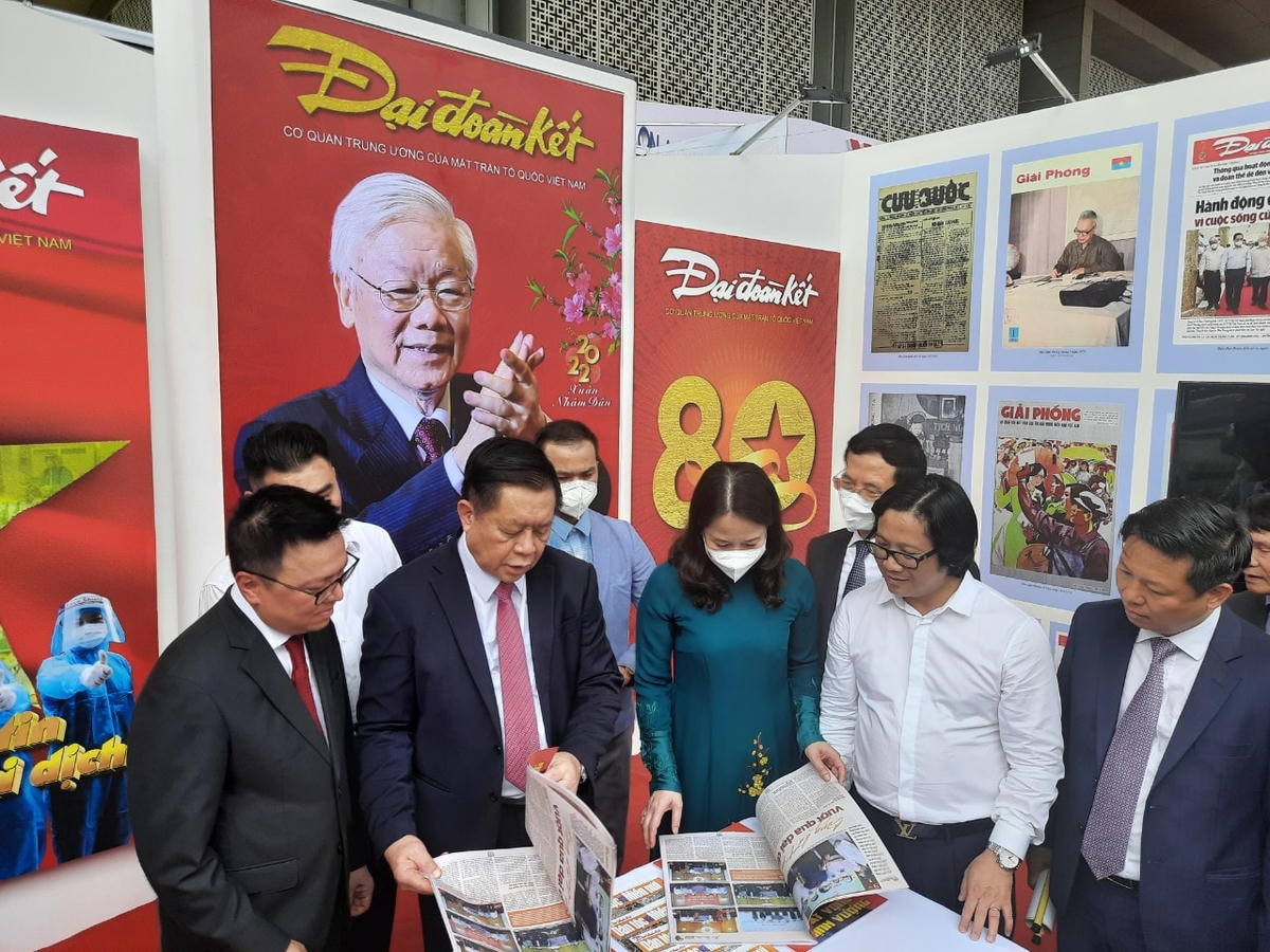 Bí thư Trung ương Đảng, Trưởng Ban Tuyên giáo Trung ương Nguyễn Trọng Nghĩa; Phó Chủ tịch nước Võ Thị Ánh Xuân; Chủ tịch Hội Nhà báo Việt Nam Lê Quốc Minh và các đại biểu thăm gian trưng bày Báo Đại Đoàn Kết Ảnh: Xuân Ngọc