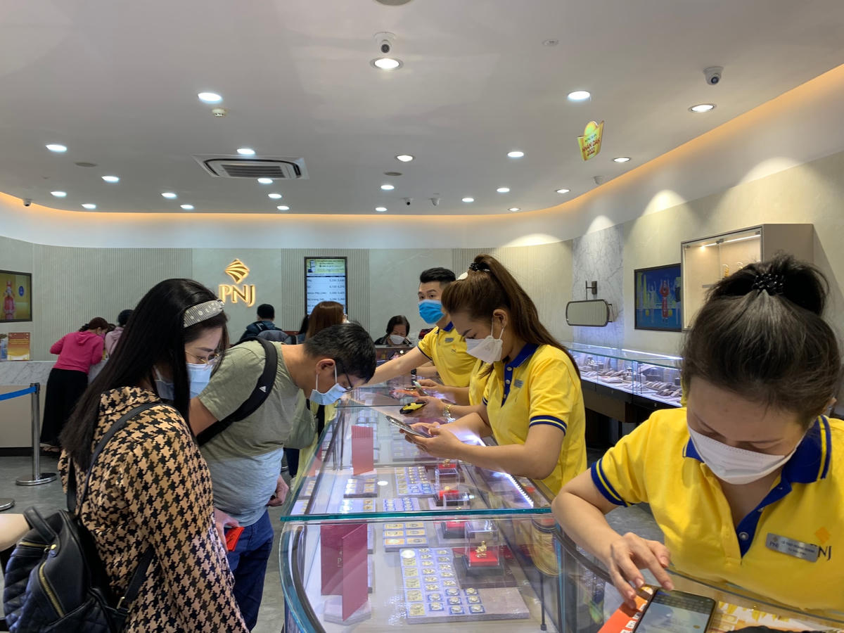 Do ảnh hưởng của dịch Covid-19, nên khách mua vàng trong ngày vía Thần Tài tại TPHCM diễn ra nhanh chóng. Ảnh: Thanh Giang