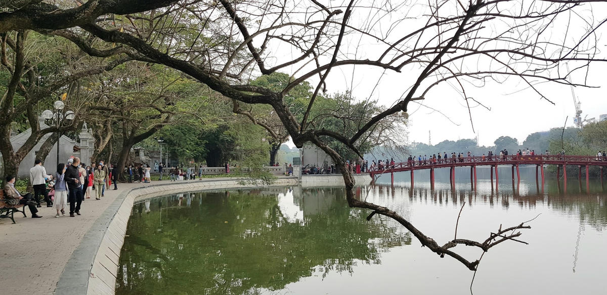 Mùng 1 Tết Tân Sửu, người dân Hà Nội ra đường chúc Tết, nhiều tuyến phố sôi động