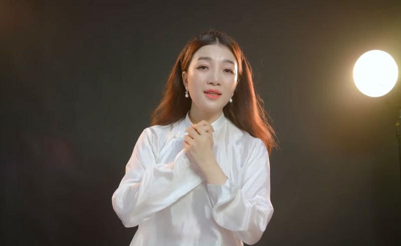 Hình ảnh trong MV "Đôi bờ".
