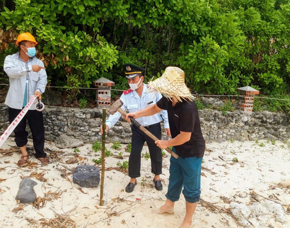 Thanh tra Sở Xây dựng xác định ranh, mốc giới công trình vi phạm.