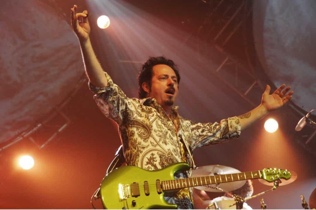 Cùng một bài hát có nghệ sĩ guitar Steve Lukather của Toto chơi bass. Anh ấy cũng đóng trong “The Girl is Mine” và “Human Nature”.  