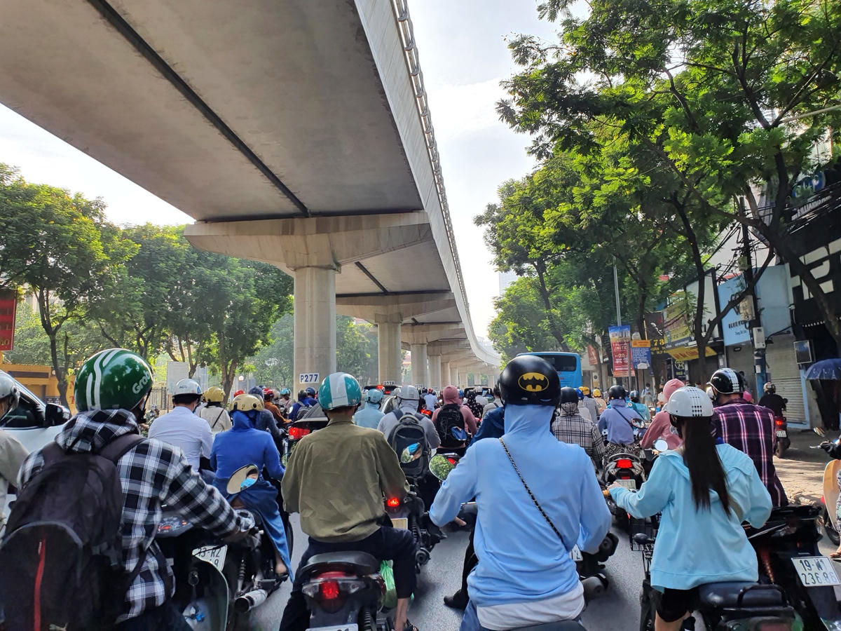 Mặc dù công điện số 15 yêu cầu người dân ở trong nhà, chỉ ra ngoài đường trong trường hợp thật sự cần thiết...Tuy nhiên, theo ghi nhận của PV Báo Đại Đoàn Kết Online, sáng nay, lượng phương tiện giao thông vẫn rất đông đúc, tấp nập.