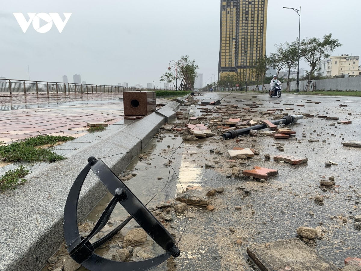 Hệ thống trụ điện ghế đá cũ bị giật đổ, đất đá vương vãi trên đường.