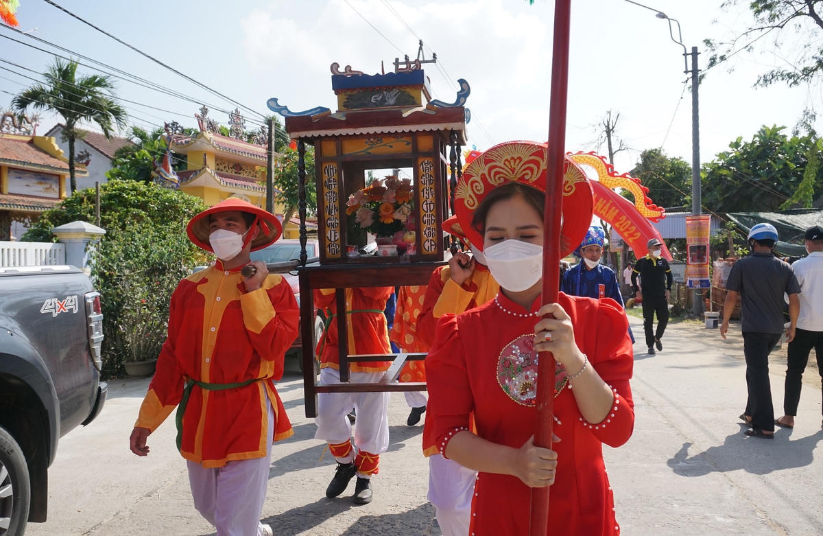 : Dòng người tham gia đoàn rước sắc.